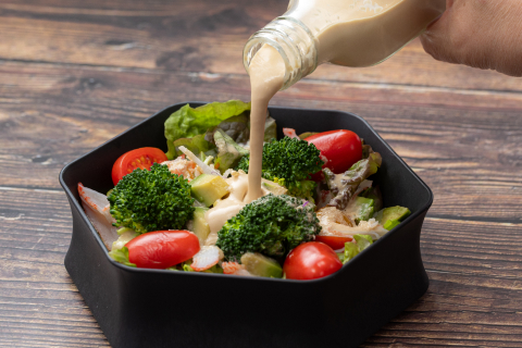 サラダにドレッシングをかける写真